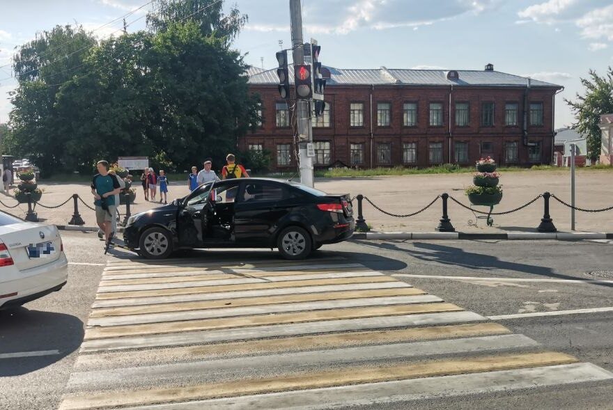 Две девочки на одном самокате попали под машину в Твери Две девочки на одном самокате попали под машину в Твери