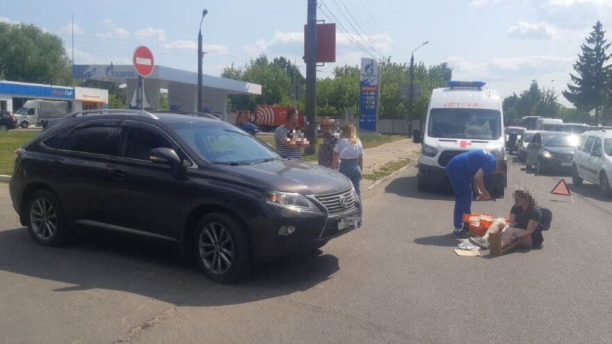 Водитель "Лексуса" сбил молодую велосипедистку в Твери