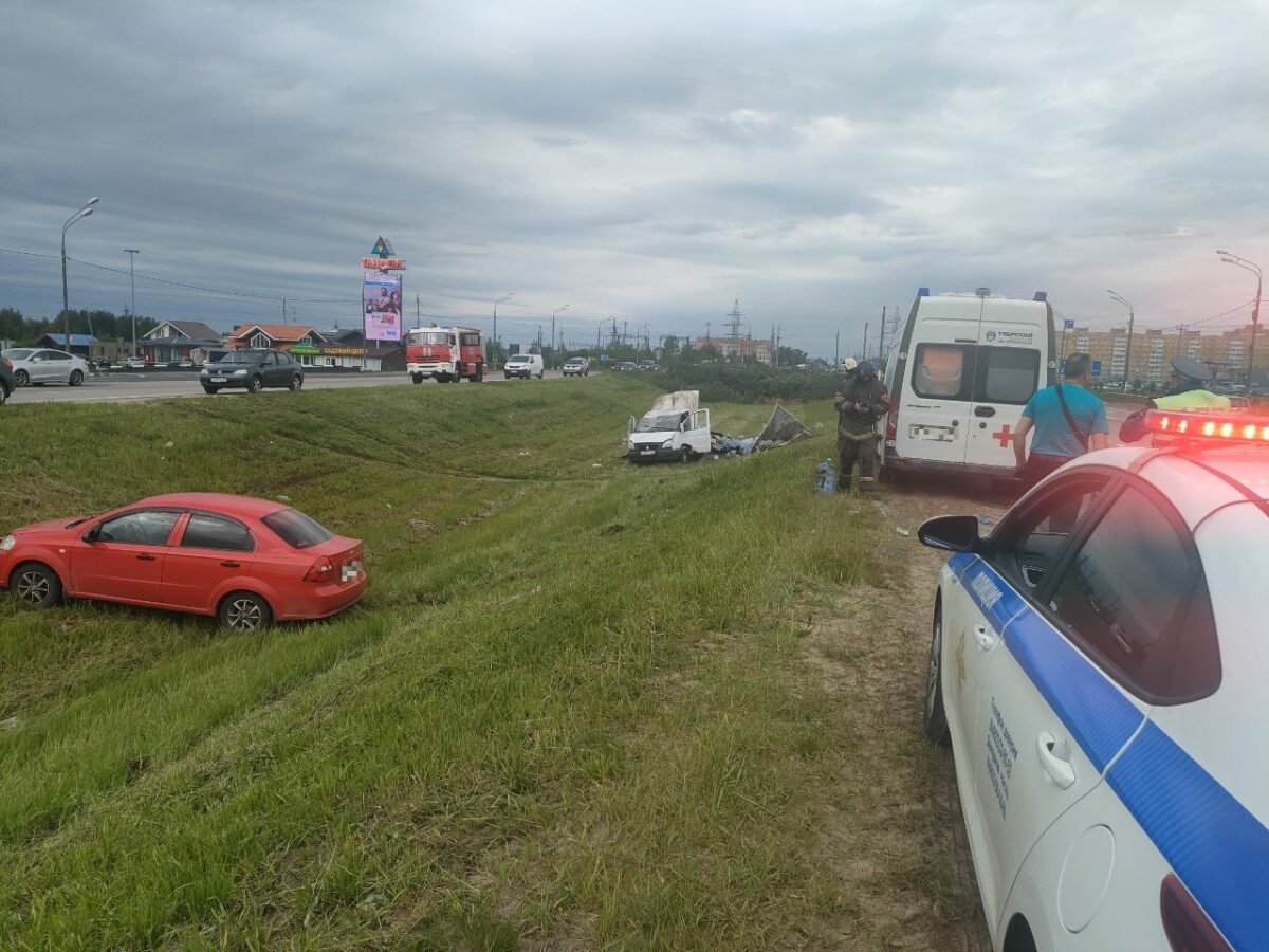 Три человека пострадали в ДТП с двумя "вылетевшими" в кювет машинами в Твери