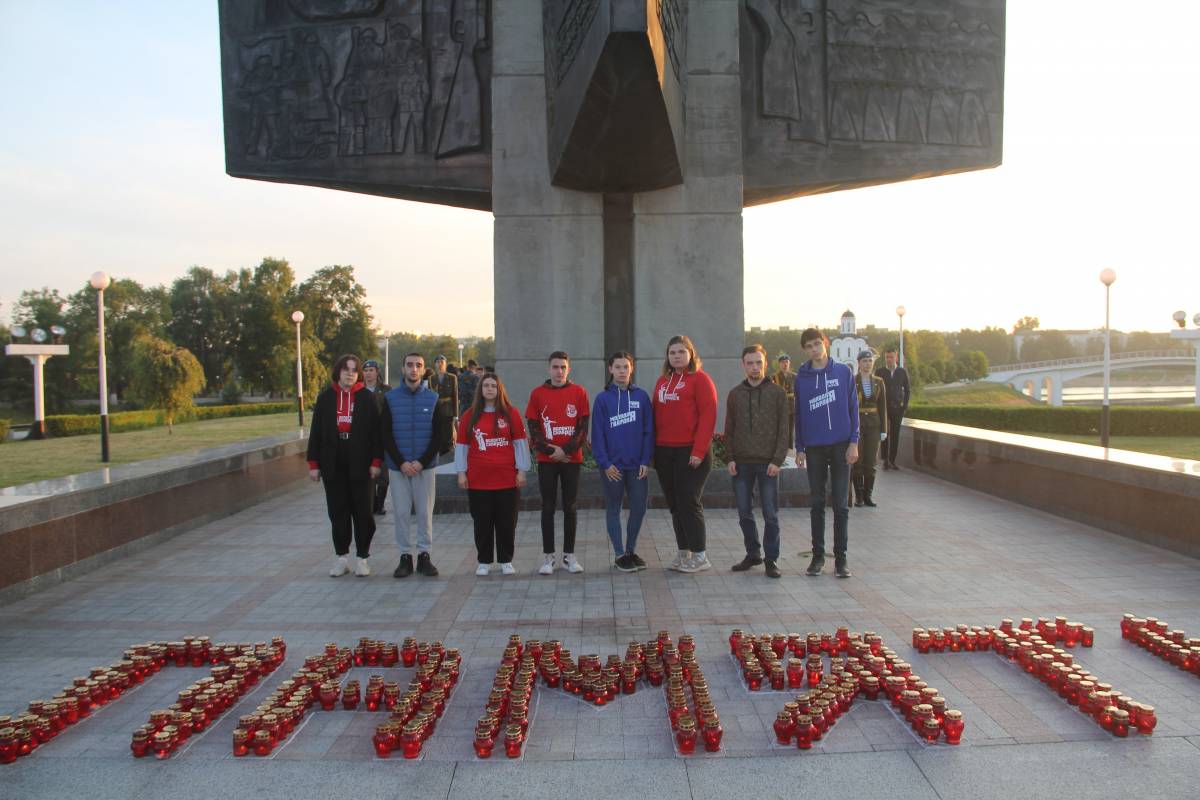 Активисты волонтерского центра партии «Единая Россия» возложили цветы у Обелиска Победы