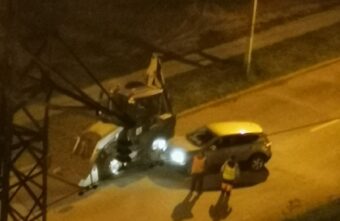 В Твери на улице Цветочной спецтехника третий раз попала в ДТП