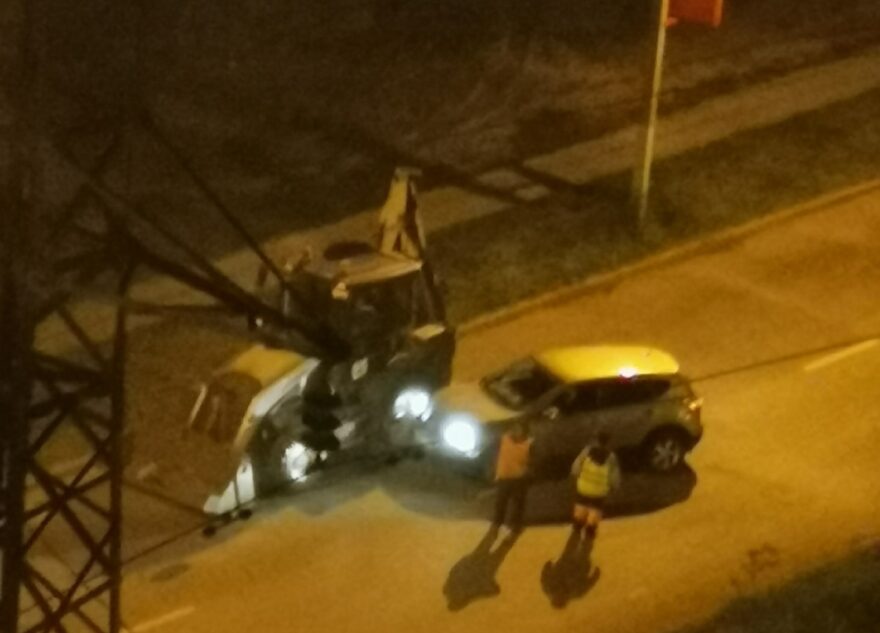 В Твери на улице Цветочной спецтехника третий раз попала в ДТП В Твери на улице Цветочной спецтехника третий раз попала в ДТП