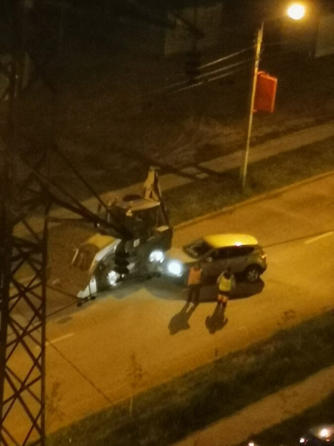 В Твери на улице Цветочной спецтехника третий раз попала в ДТП