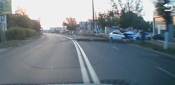 Ночью в Твери автомобиль врезался в столб