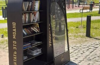 В Тверской области вандалы сломали общественный книжный шкаф В Тверской области вандалы сломали общественный книжный шкаф