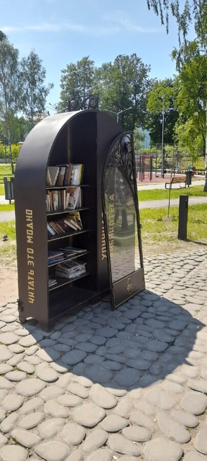 В Тверской области вандалы сломали общественный книжный шкаф В Тверской области вандалы сломали общественный книжный шкаф