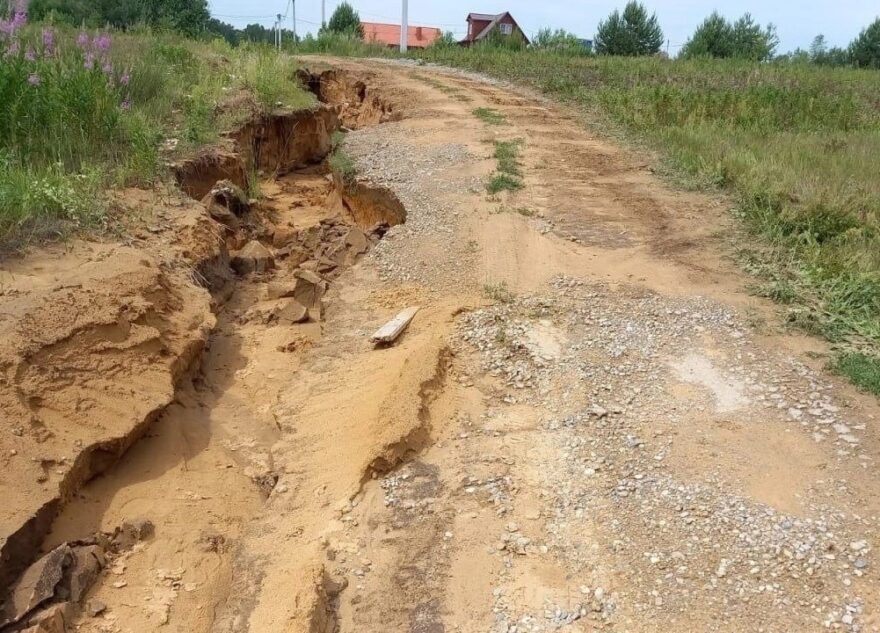 Под Тверью ливень разрушил дорогу