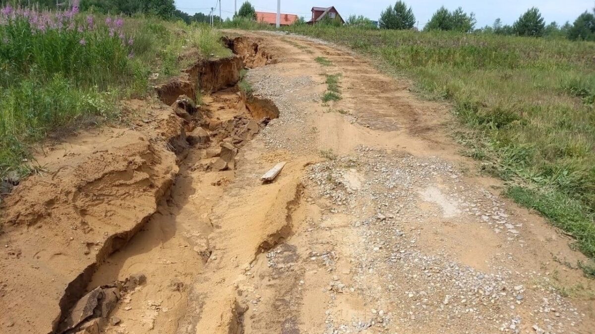 Под Тверью ливень разрушил дорогу