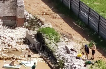 В Твери дети открыли на стройке «аквапарк» В Твери дети открыли на стройке «аквапарк»