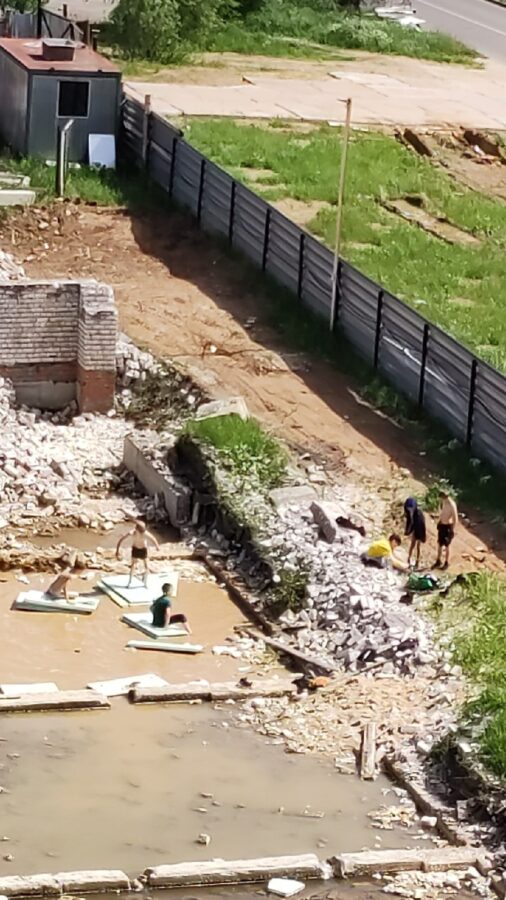 В Твери дети открыли на стройке «аквапарк»