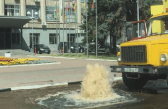 В Твери устранили прорыв на магистральной улице В Твери устранили прорыв на магистральной улице