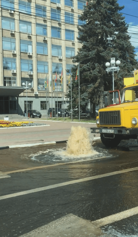 В Твери устранили прорыв на магистральной улице
