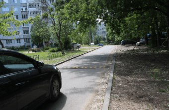 По просьбам жителей во дворе дома в Твери установили «лежачего полицейского»