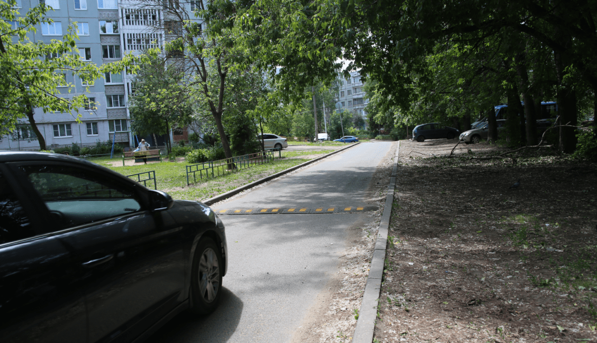 По просьбам жителей во дворе дома в Твери установили «лежачего полицейского»