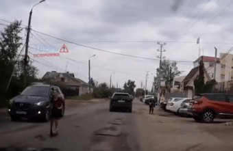 В Твери дети на самокатах чуть не угодили под колёса машин В Твери дети на самокатах чуть не угодили под колёса машин