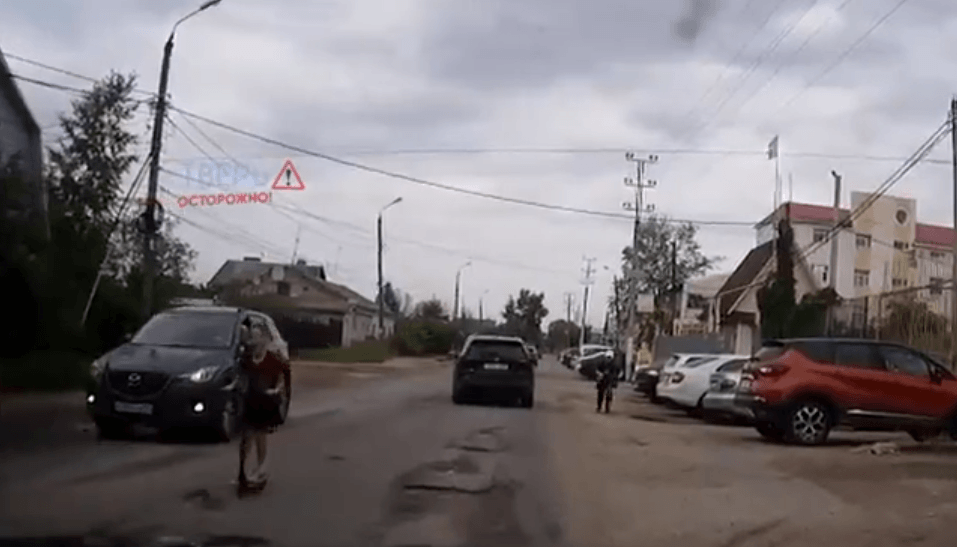 В Твери дети на самокатах чуть не угодили под колёса машин