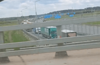 На трассе под Тверью собралась пробка из фур