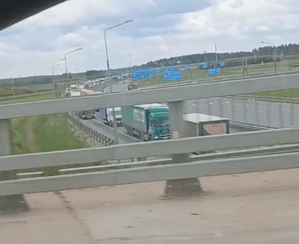 На трассе под Тверью собралась пробка из фур