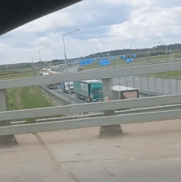 На трассе под Тверью собралась пробка из фур