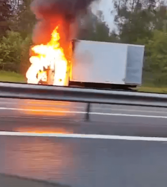 В Тверской области на трассе горел грузовик