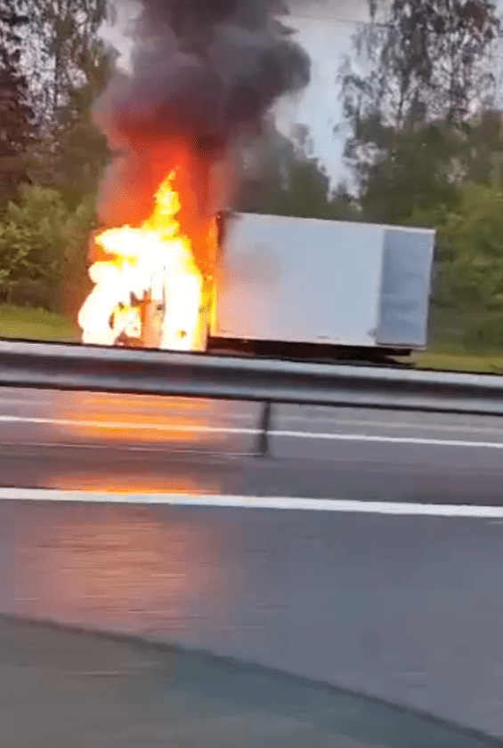 В Тверской области на трассе горел грузовик