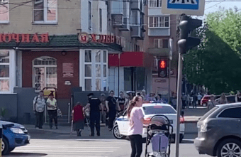 Тверские госавтоинспекторы помогли старушке перейти дорогу