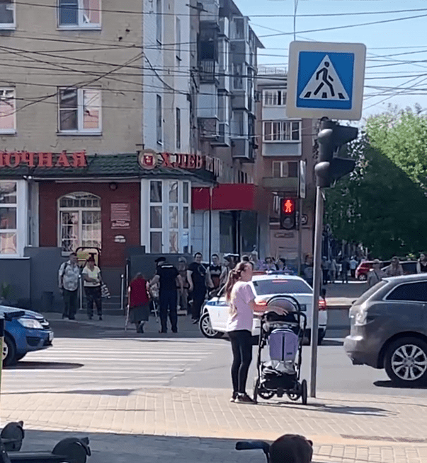 Тверские госавтоинспекторы помогли старушке перейти дорогу