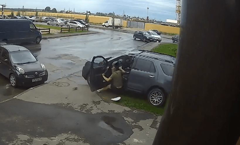 Водитель «припарковался» в дом в Твери