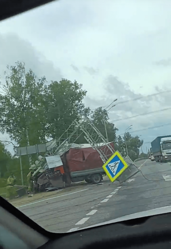 В Тверской области собралась пробка из-за ДТП с грузовиком В Тверской области собралась пробка из-за ДТП с грузовиком