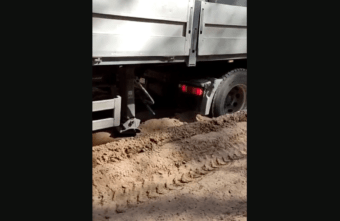 По разбитой грузовиками дороге под Тверью жители не могут доехать домой