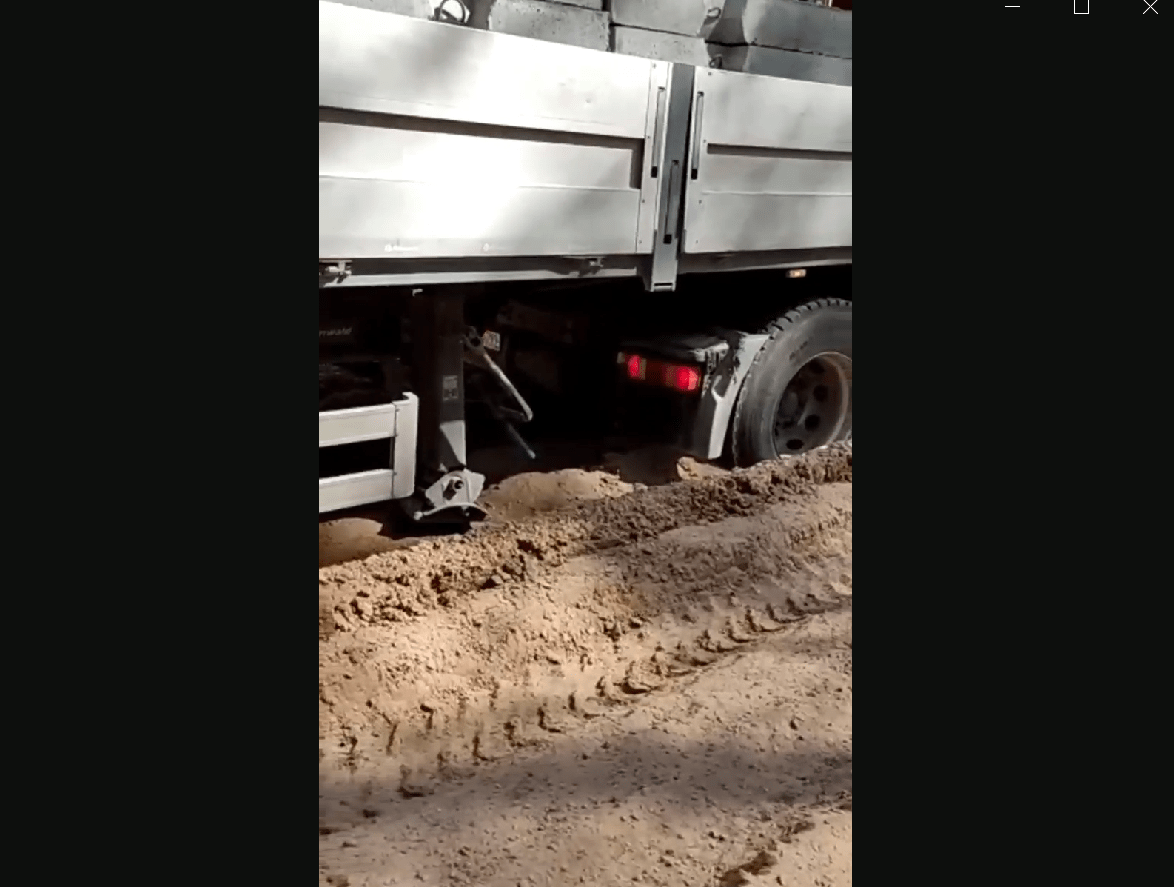 По разбитой грузовиками дороге под Тверью жители не могут доехать домой