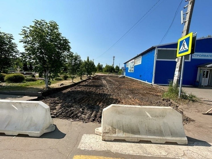 В поселке Оленино благоустраивают торговую площадь