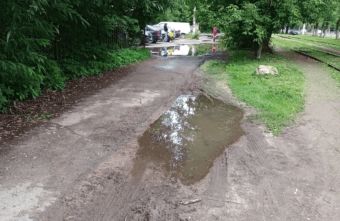 Жители Твери пожаловались на размытую дождями дорогу к больнице