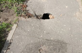 В городе Тверской области женщина провалилась в яму на тротуаре В городе Тверской области женщина провалилась в яму на тротуаре