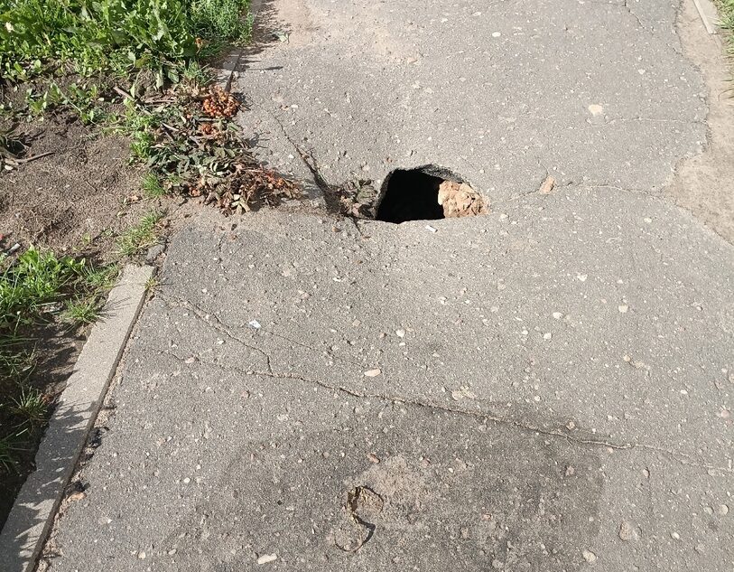 В городе Тверской области женщина провалилась в яму на тротуаре В городе Тверской области женщина провалилась в яму на тротуаре