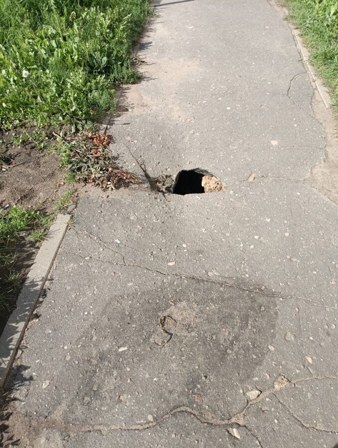 В городе Тверской области женщина провалилась в яму на тротуаре