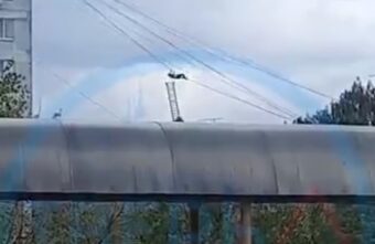 В Твери мужчина полез по проводам и сорвался с них