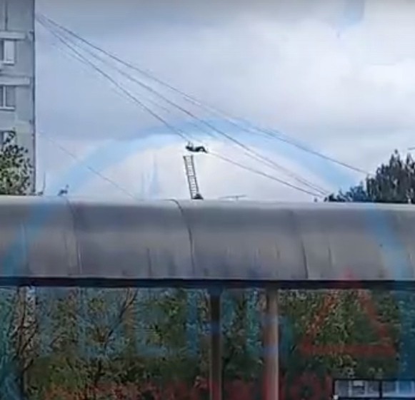 В Твери мужчина полез по проводам и сорвался с них