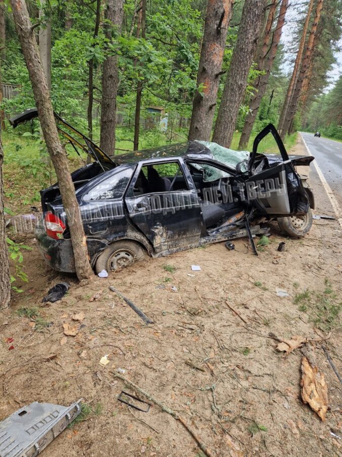 Попавший в ДТП под Тверью автомобиль разбирают на части