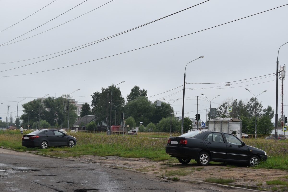 Новую партию водителей наказали за оставленные на газонах автомобили