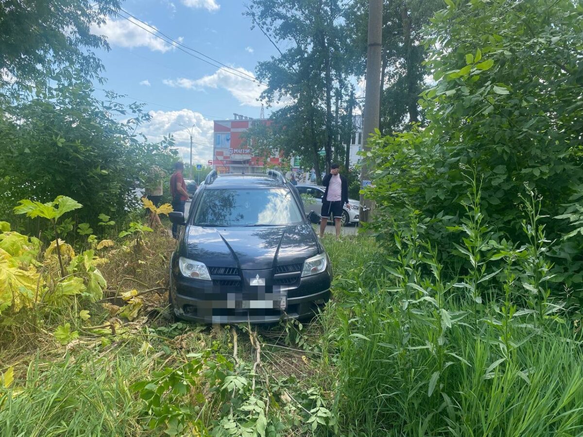 В Тверской области женщина врезалась в столб В Тверской области женщина врезалась в столб