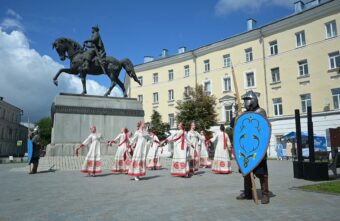 В Твери возложили цветы к памятнику князю Михаилу Тверскому