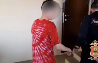 В Тверской области по горячим следам задержали курьера-мошенника В Тверской области по горячим следам задержали курьера-мошенника