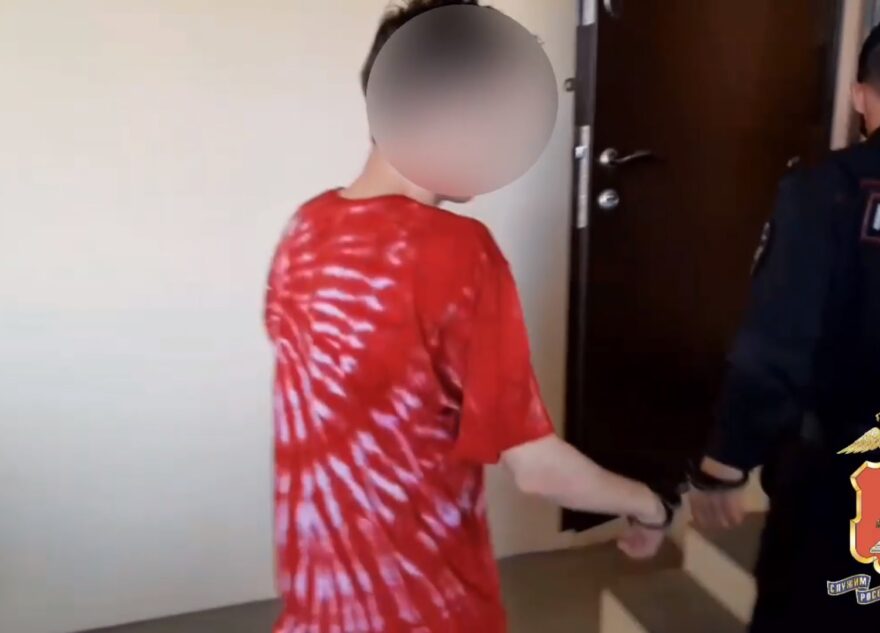 В Тверской области по горячим следам задержали курьера-мошенника В Тверской области по горячим следам задержали курьера-мошенника