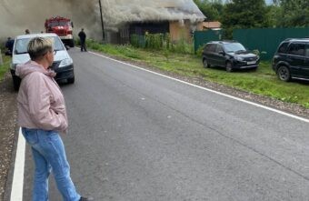 В Тверской области загорелся дом в деревне В Тверской области загорелся дом в деревне