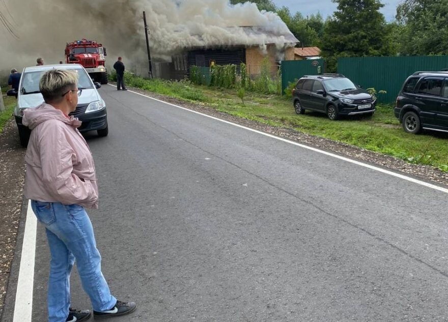 В Тверской области загорелся дом в деревне