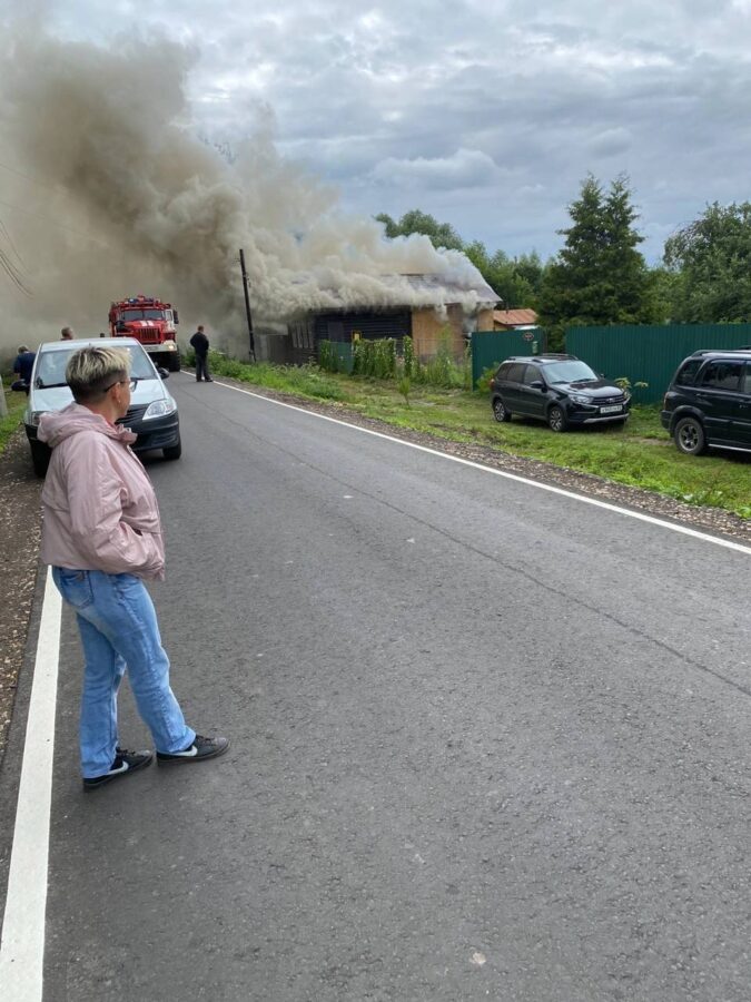 В Тверской области загорелся дом в деревне