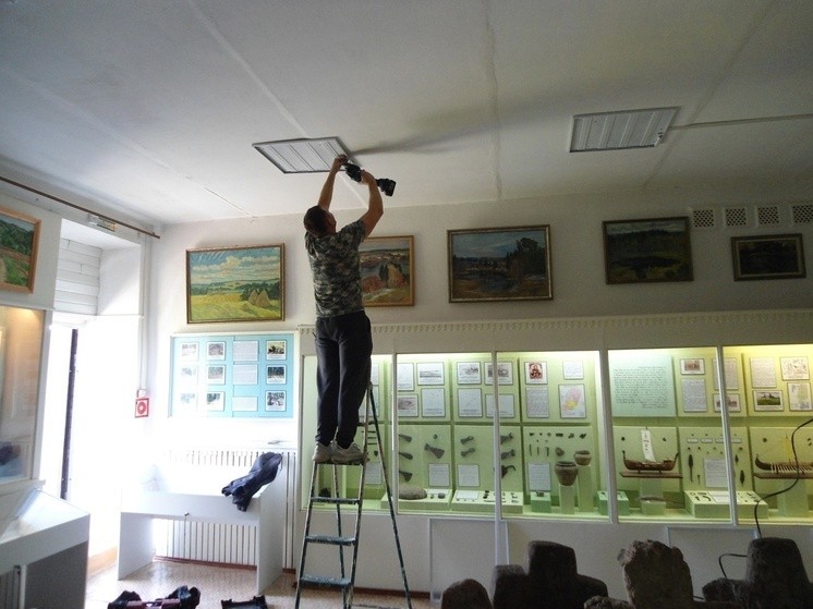 В андреапольском музее демонтируют электропроводку