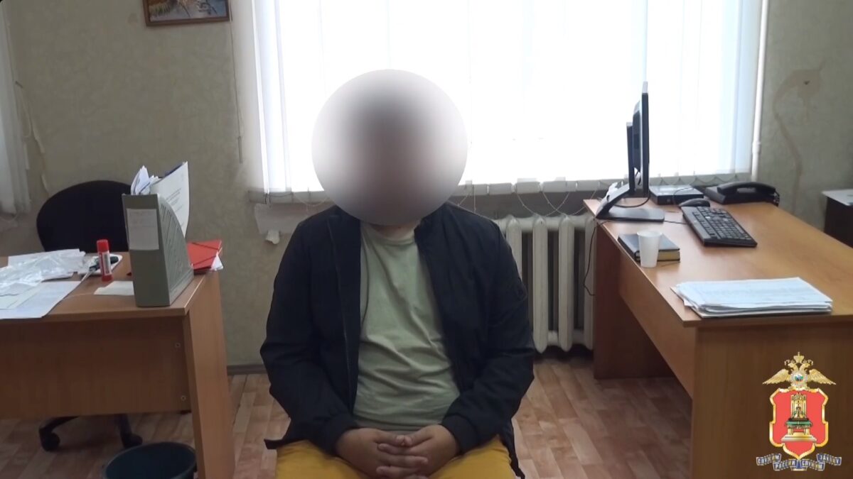 Двух пособников телефонных мошенников задержали в Тверской области