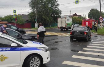Двое детей пострадали в ДТП на перекрестке в Твери Двое детей пострадали в ДТП на перекрестке в Твери